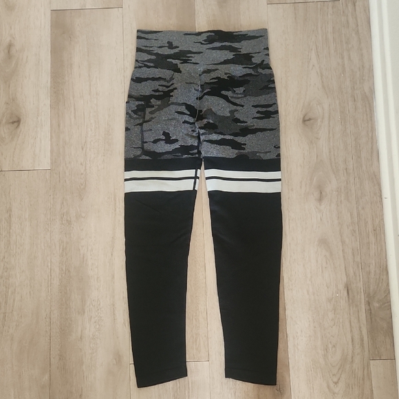 Highwaisted Grey And Black Camo Print Booty Lift Leggings - Picture 1 of 6